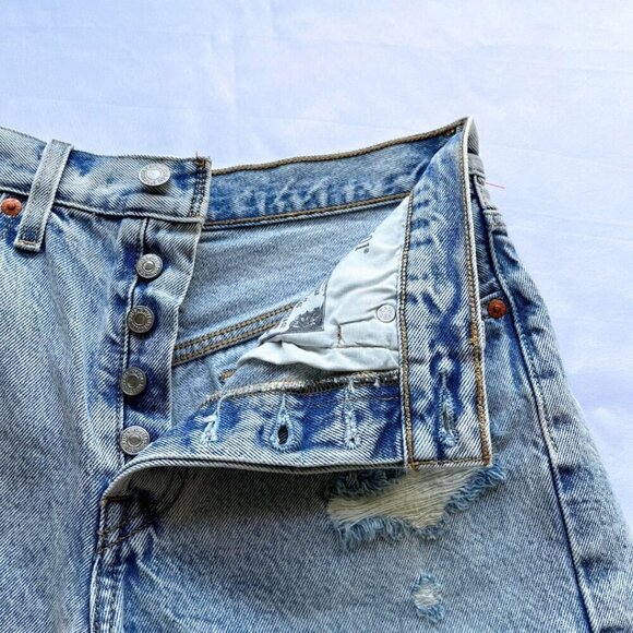NWT LEVI'S 501 ORIGINAL FIT LIGHT WASH DISTRESSED BUTTON FLY DENIM JEANS SHORTS - Picture 4 of 7